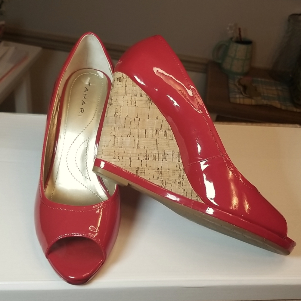 Tahari "Clover" cork wedge heels red patent leather open toe Sz: 7 1/2M